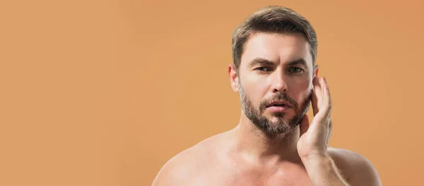 Sexig Kaukasisk Skjorta Man Närbild Porträtt Vård Huden Isolerad Över — Stockfoto