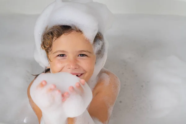 孩子们洗发水小孩在用泡沫洗澡时洗澡 — 图库照片