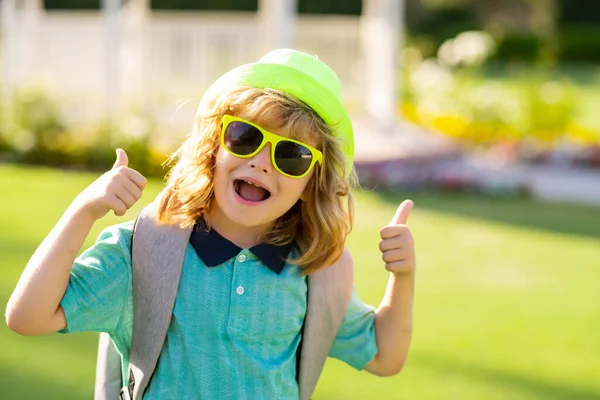 Şapkalı Güneş Gözlüklü Heyecanlı Çocuklar Açık Havada Komik Çocuk Yüzünün — Stok fotoğraf