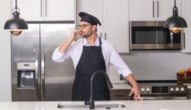 Aşçı yamağı, fırıncı. Mükemmel yemek alameti olan erkek şefler. Aşçı adam yemek yapıyor. Lezzet işareti yapıyor. Şef, aşçı parmaklarını öperek lezzetli bir jest yapıyor. Aşçılar şapka ve önlükle yemek pişirir.