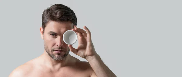Mann Wirbt Mit Kosmetikcreme Für Männliche Hautpflege Creme Für Männliche — Stockfoto