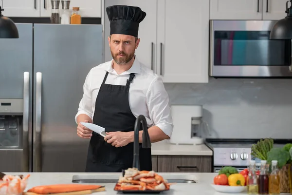 シェフエプロンの男の肖像とキッチンで新鮮な自然食サーモンを準備帽子を調理します 生の魚の鮭を用意している陽気なシェフの男 健康食品 料理のコンセプト — ストック写真