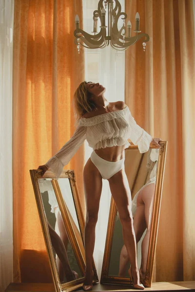 Mode Kvinna Sexig Och Sensuell Lyx Lägenhet Poserar Fönstergardiner Sexig — Stockfoto