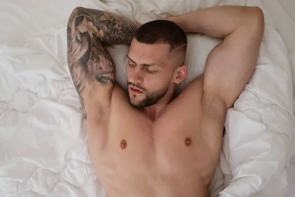 Γοητευτικός Γκέι Μυώδες Σώμα Σέξι Άντρα Στο Κρεβάτι Δυνατός Βάναυσος — Φωτογραφία Αρχείου