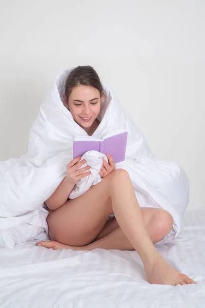 Jonge Vrouw Leest Boek Bed — Stockfoto