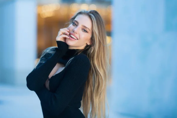 Schöne Lächelnde Frau Mode Outdoor Foto Von Schönen Mode Modell — Stockfoto