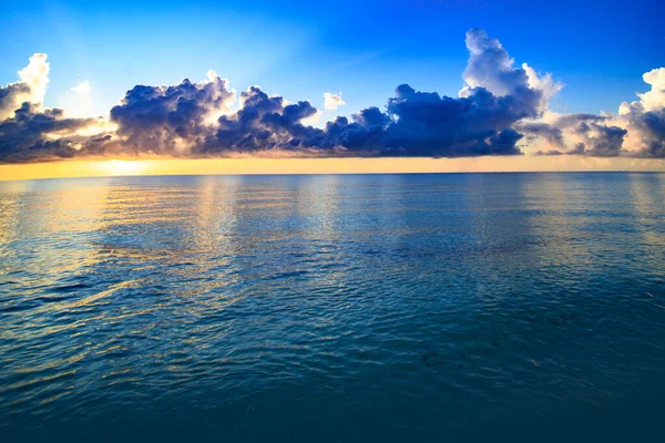 stock image Sea sunset with sky and sun through the clouds over. Ocean and sky background, seascape.