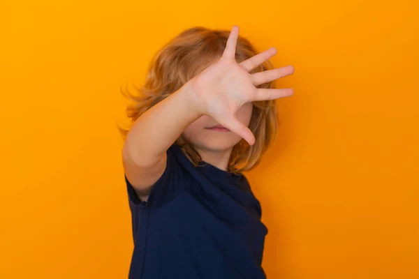 Dziecko Zatrzymuje Gest Odosobnionym Tle Studia Dzieciak Symbolem Ostrzegawczym Znak — Zdjęcie stockowe