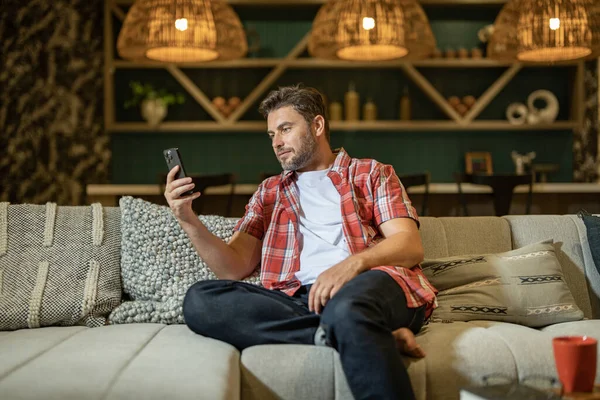 Porträt Eines Fröhlichen Mannes Mit Smartphone Hause Guy Telefoniert Hause — Stockfoto