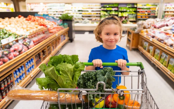 Kluk Nákupním Vozíkem Obchodě Dítě Kupující Ovoce Supermarketu Chlapeček Kupuje — Stock fotografie