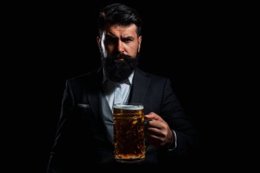 Takım elbiseli ciddi bir modacı, elinde bir bardak bira, siyah, kopyalama alanı.