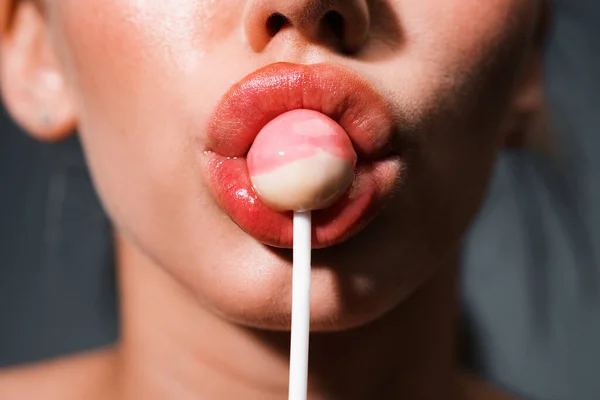 女性の唇はロリポップ吸います 口の中でロリポップを保持する女性を閉じます 赤い唇 官能的でセクシーなコンセプト — ストック写真
