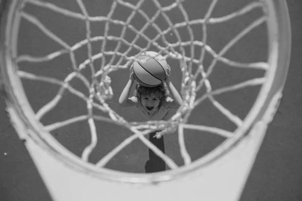 Dítě Hraje Basketbal Dětský Sportovní Životní Styl Děti Sportovní Aktivita — Stock fotografie