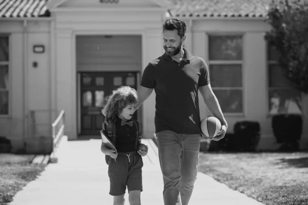 Baba Oğlunu Destekliyor Motive Ediyor Çocuk Ilkokula Gidiyor Öğretmenler Günü — Stok fotoğraf