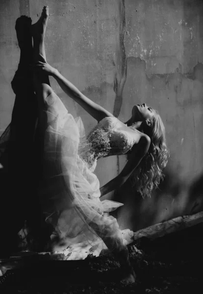 芭蕾舞艺术 腿分开 柔韧的女孩做分开 健身女运动员在训练前伸展身体 伸展运动和动机 — 图库照片