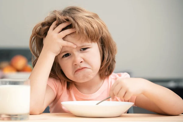 Odaklanamayan Küçük Çocuk Öğle Yemeğinde Çorba Içiyor Mutsuz Kafkasyalı Çocuk — Stok fotoğraf