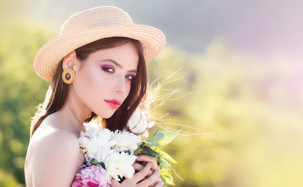 Naturligt Skönhetsansikte Vacker Romantisk Ung Kvinna Våren Blommor Poserar Blomma — Stockfoto