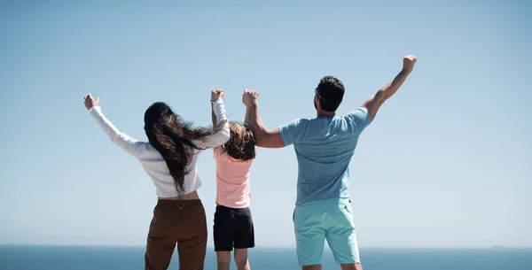 ビーチで幸せな家族 夏休みを楽しんでいる人たち 青い海の上の父 気をつけて 子供を持つ両親は屋外でリラックスします 幼少期と育児の概念 — ストック写真