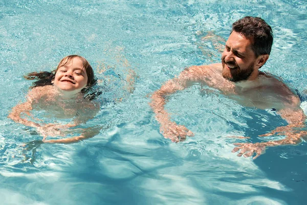 Vader Zoon Het Zwembad Zomers Weekend Zwembad Resort Jongen Met — Stockfoto