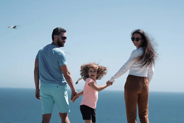 家人在海滩上 人们在暑假玩得很开心 母亲和孩子手牵着手面对蓝色的大海 假日旅行概念 — 图库照片