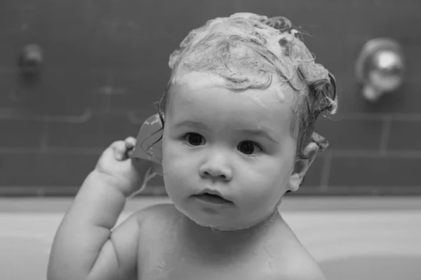 在浴室里给漂亮的宝宝洗澡 快乐有趣的宝宝沐浴在浴缸里 — 图库照片