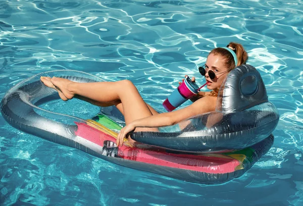 Ferienkonzept Mädchen Auf Aufblasbarer Matratze Heißer Sommertag Freibad — Stockfoto