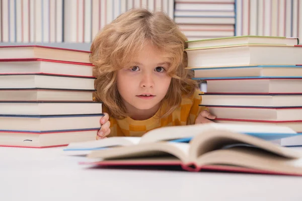 Wissenstag Schulkind Macht Hausaufgaben Auf Dem Schreibtisch Der Schulbibliothek Kind — Stockfoto