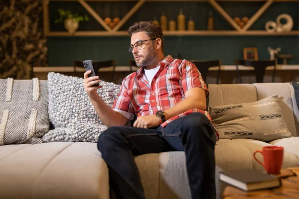 Porträt Eines Fröhlichen Mannes Mit Smartphone Hause Guy Telefoniert Hause — Stockfoto