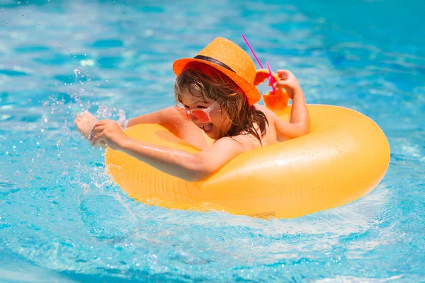 Menino Piscina Miúdo Divertir Piscina Atividade Verão Livre Para Crianças — Fotografia de Stock