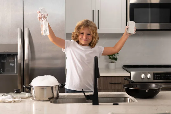 Kind Reinigt Geschirr Mit Schwamm Putzmittel Hilfe Beim Aufräumen Hausmeisterpflichten — Stockfoto