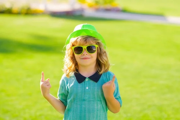 꼬마가 손가락을 재미있는 아이들의 라이프 스타일 클로즈업 밖에서 여름의 초상화 — 스톡 사진