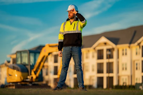 建筑工地的建筑商 戴头盔的施工经理 男性建筑工程师 建筑师在一个建筑工地 手工制造的硬帽 建筑概念 建筑工人工头 — 图库照片