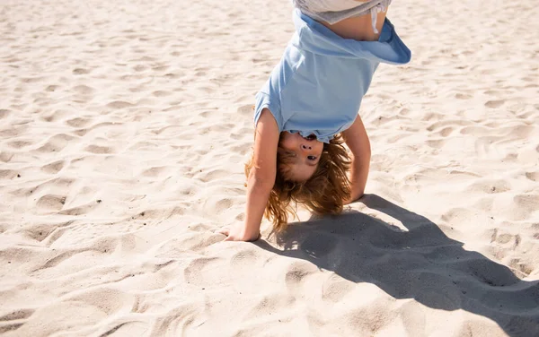 Çocuk Kumda Baş Aşağı Zıplıyor Açık Havada Komik Çocuk Yüzünün — Stok fotoğraf