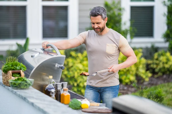 Handsome Man Barbecue Grill Backyard Cooking Outdoors American Lifestyle Concept — Stock Photo, Image