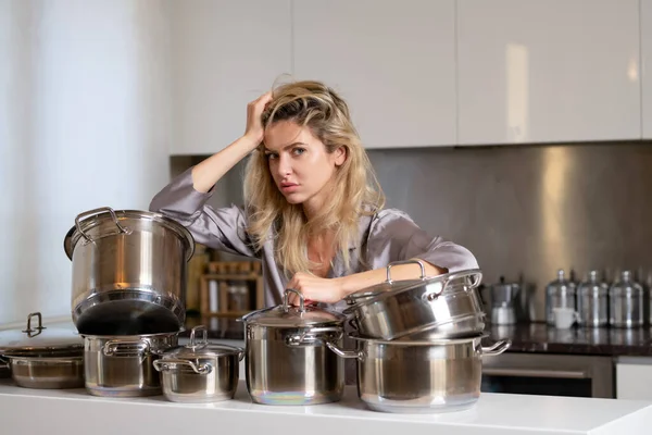 Tered Ama Casa Cocina Cocina Estilo Vida Doméstico Mujer Aburrida —  Fotos de Stock