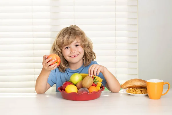 Kid Eating Apple Child Eats Organic Food Healthy Vegetables Vitamins — Foto Stock