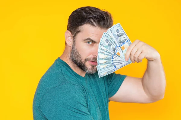 Knappe Man Met Geld Geïsoleerd Boven Grijze Studio Geld Dollarbiljetten — Stockfoto