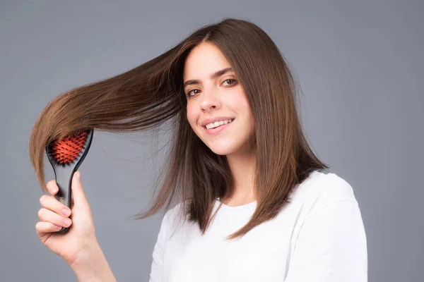 Mujer Está Haciendo Peinado Con Peine Hermosa Mujer Joven Sosteniendo —  Fotos de Stock