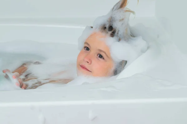 快乐有趣的孩子在浴室洗澡 孩子在洗澡孩子们在浴室里面对泡沫 婴儿在充满泡沫的浴池中洗澡的肖像 — 图库照片