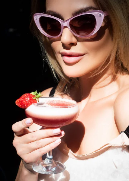 若い美しい女性はレストランで新鮮な冷たい飲み物を保持します セクシーな女性はカクテルを飲む 官能的な女の子女性は夏の飲み物を楽しんでいます アルコール飲料 — ストック写真