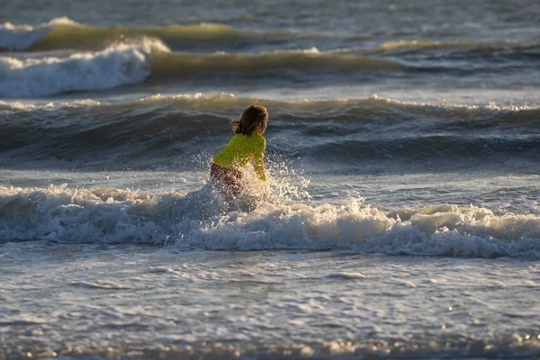 Criança Fuga Praia Mar Férias Verão Férias Verão Fim Semana — Fotografia de Stock