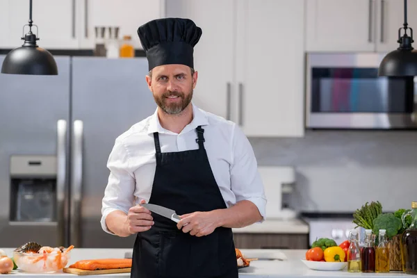 Uomo Grembiule Cuoco Cappello Chef Cucina Moderna Preparare Salmone Pesce — Foto Stock