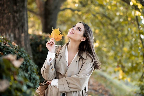 秋天的秋天叶面上有秋天叶子的年轻女子的画像 美丽的女孩在户外 秋天黄叶的性感女人 美丽的女人 叶近脸 秋天的背景 — 图库照片