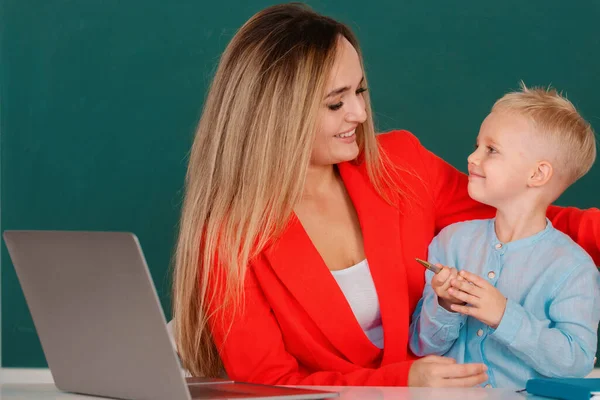 Matka Syn Razem Pomocą Laptopa Nauka Online Dla Dzieci Szkole — Zdjęcie stockowe