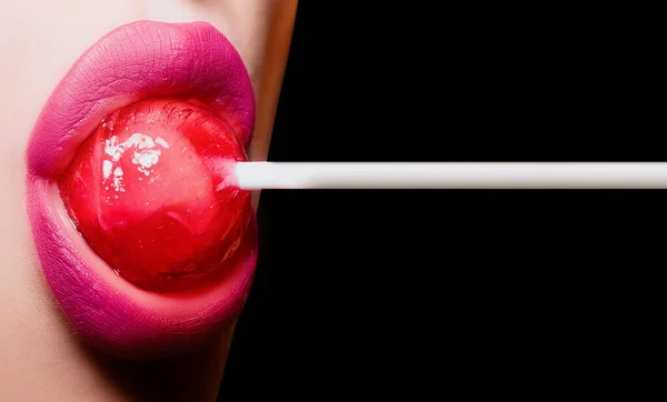 Lollipop Vrouwenmond Meisje Likt Lolly Van Dichtbij Sexy Verleidelijk Gebaar — Stockfoto