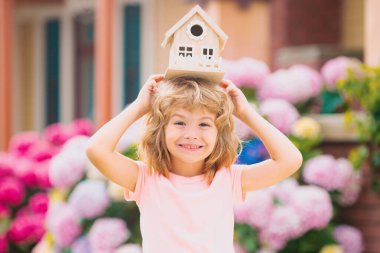 Komik çocuk yeni bir ev hayali kuruyor. Ev kavramı