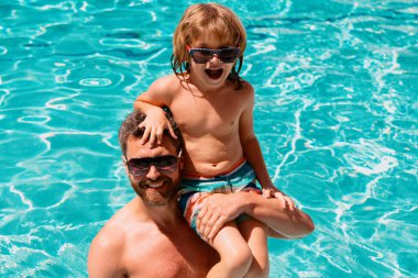 Baba oğul havuzda yüzüyor, yaz ailesi. Babası yüzme havuzunda oynayan bir çocuk. Bilardodaki aile. Yaz tatili. Havuz partisi