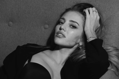 Güzel kız. Moda modeli. Stüdyoda şık bir kadın moda elbisesi giyiyor. Güzel kız moda kıyafetleri giyer. Günlük kıyafet, moda tarzı.