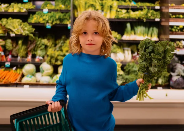Niño Con Cesta Compra Verduras Frescas Pequeño Niño Eligiendo Comida —  Fotos de Stock