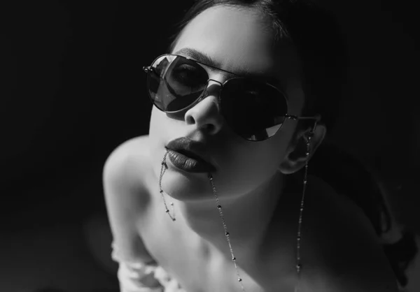 Güneş Gözlüklü Moda Kız Gözlüklü Şık Bir Kadın Güzel Kadın — Stok fotoğraf